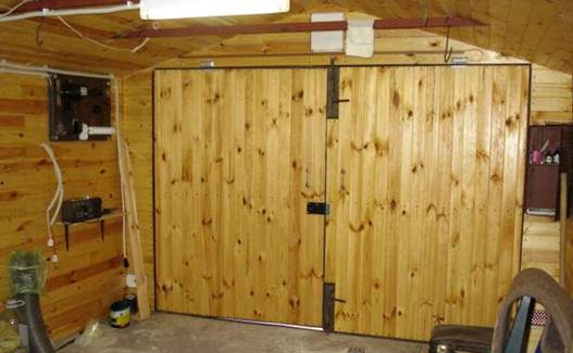 Деревянный портал изнутри гаража