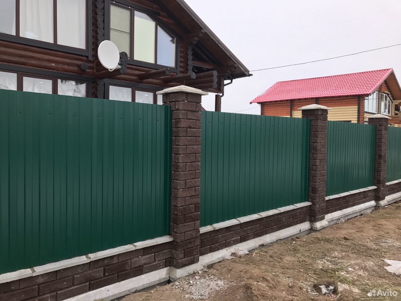 Забор из зеленого профнастила со столбами