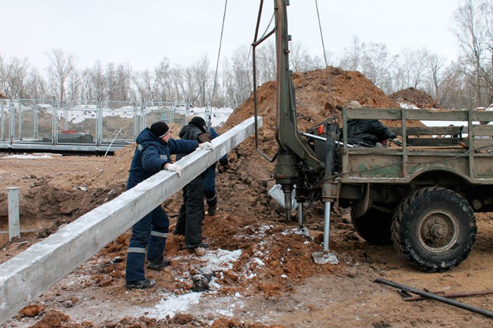 Установка железобетонных опор уличного освещения