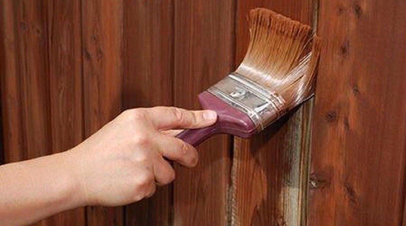 Как и чем покрасить деревянный забор надолго?