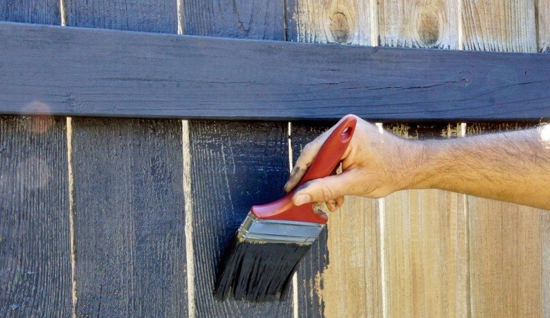 Как покрасить деревянный забор