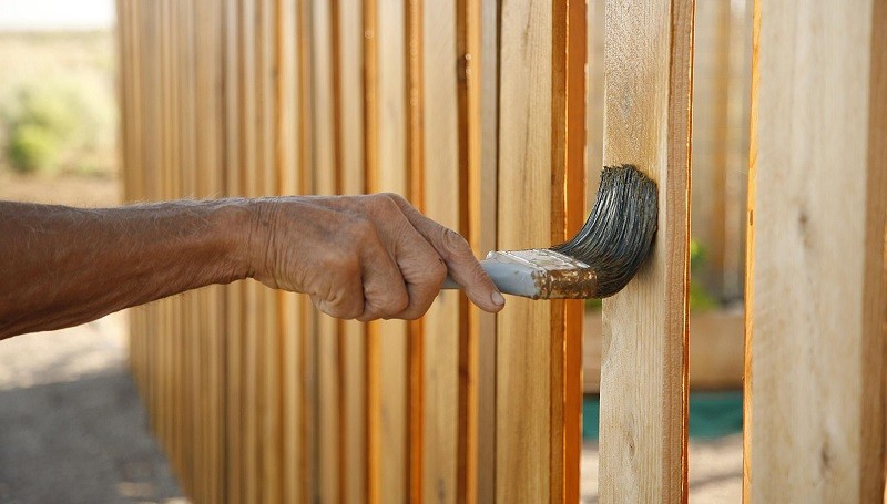 Как покрасить деревянный забор правильно?