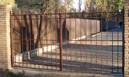 Дачные металлические ворота могут быть дорогими или дешевыми