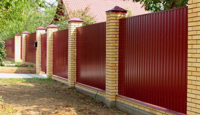 Забор из профнастила с кирпичными колоннами