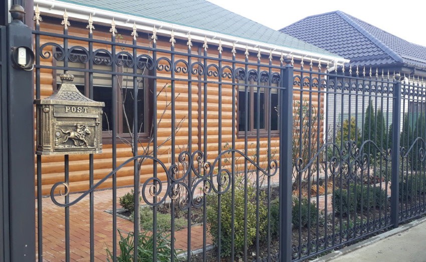 Кованый забор в палисаднике частного дома
