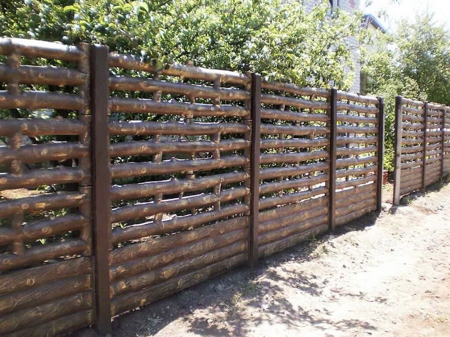 Красивая ограда из бетона с имитацией деревянного забора
