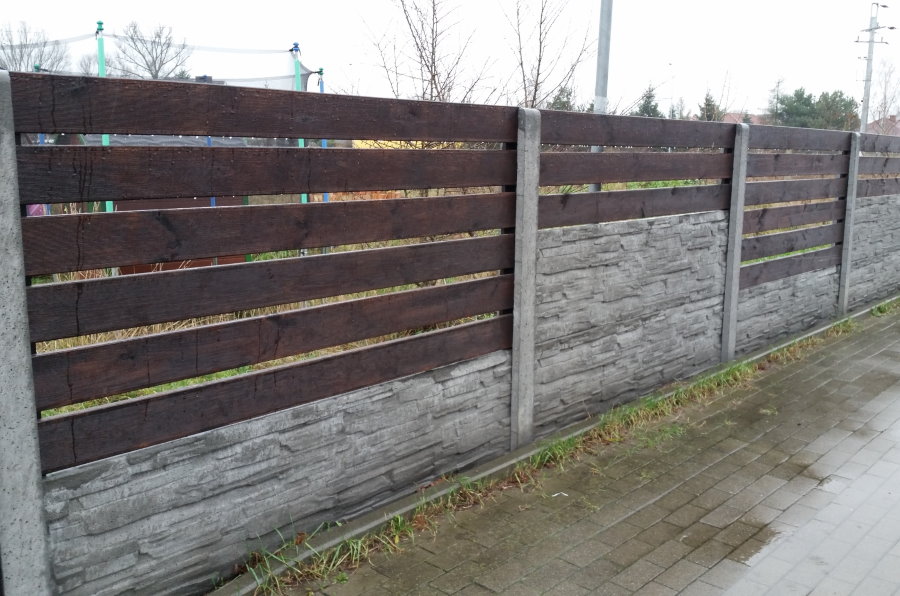 Деревянный забор на бетонном основании