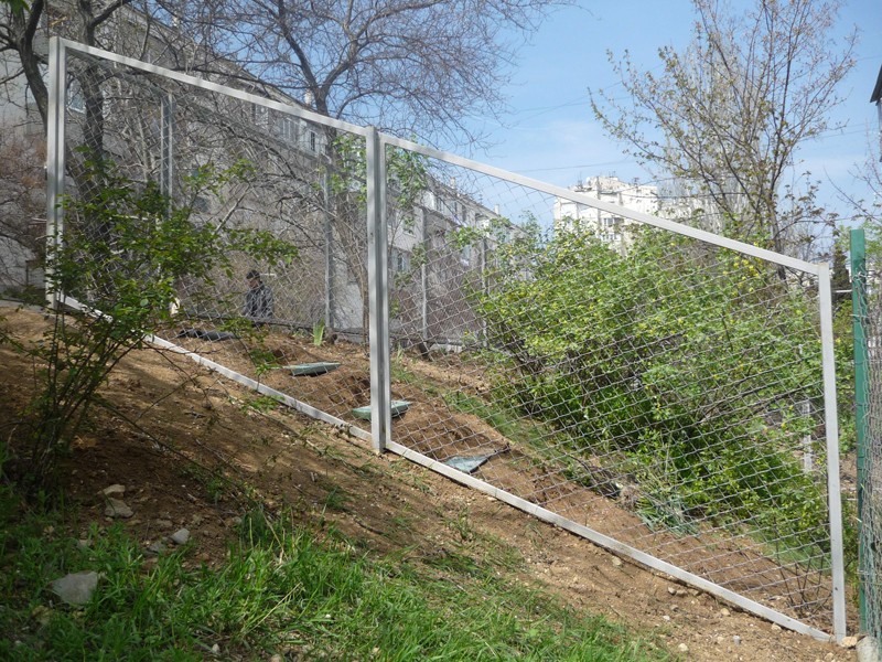  построить забор на склоне:  сделать забор на склоне из профлиста .