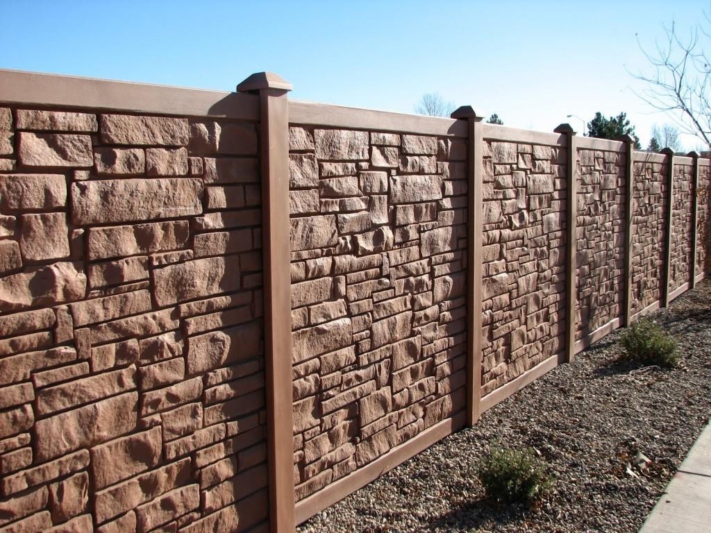 Красивый забор из бетона на садовом участке