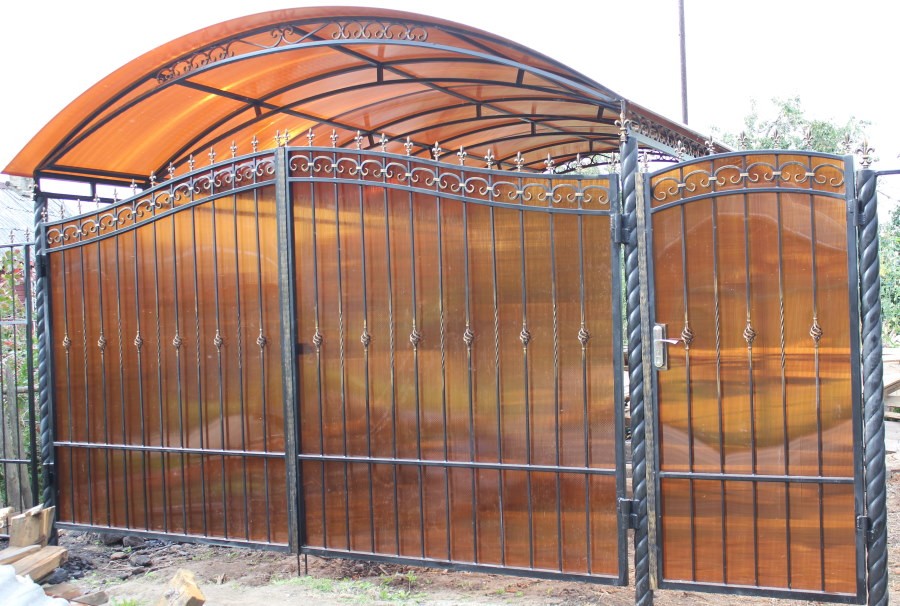 Полупрозрачный поликарбонат на металлических створках ворот