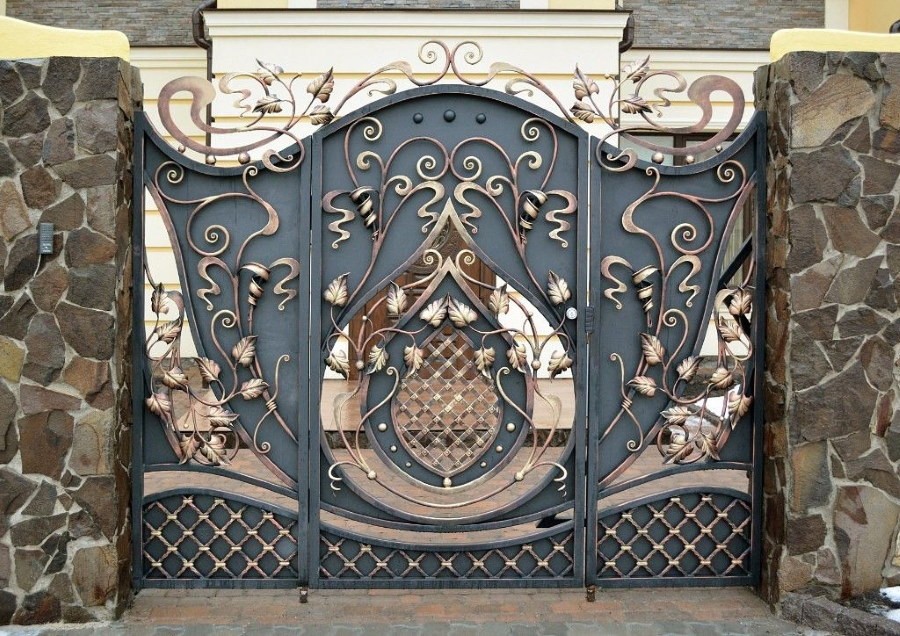 Красивые ворота из кованного металла