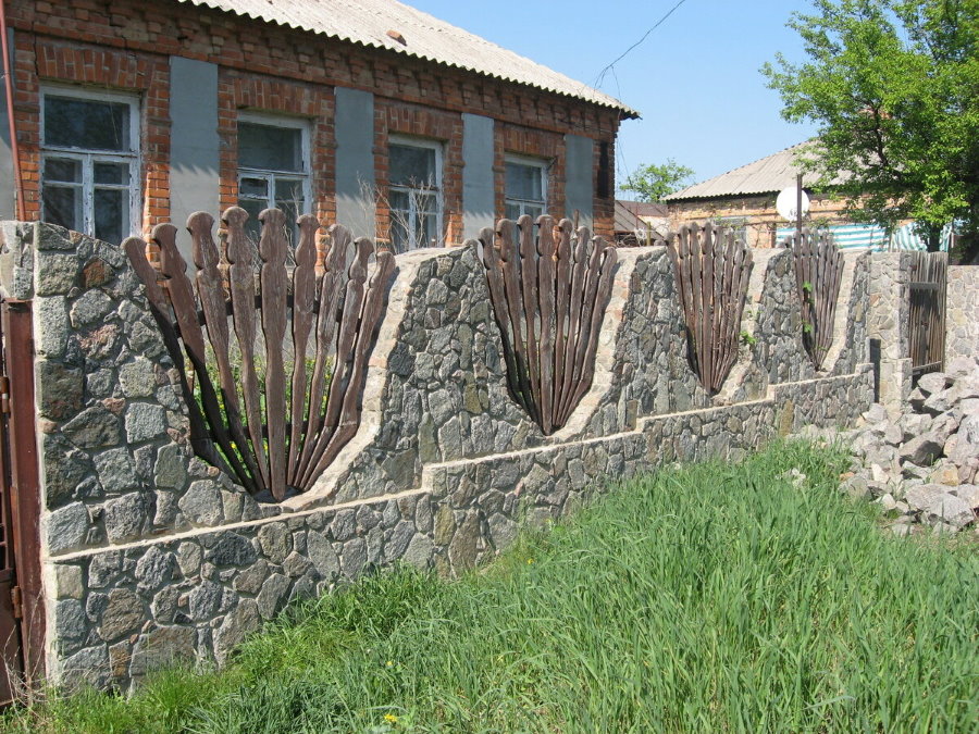 Каменный забор с деревянными вставками