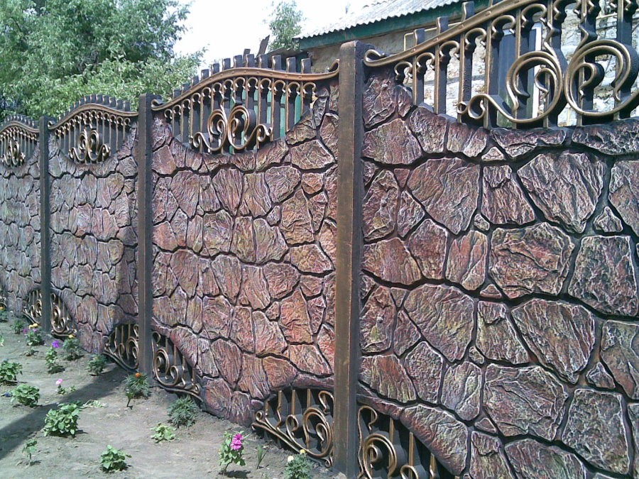 Роскошный бетонный забор на загородном участке