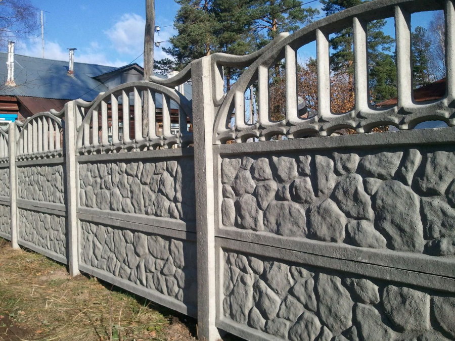 Серый бетонный забор с декоративной секцией