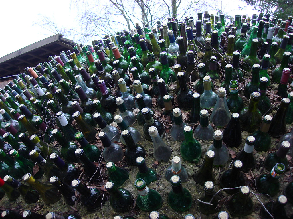 Как снимают стеклянные бутылки. Изделия из стеклянных бутылок. Пластиковые бутылки на даче. Забор из бутылок стеклянных. Поделки из стеклянных бутылок.