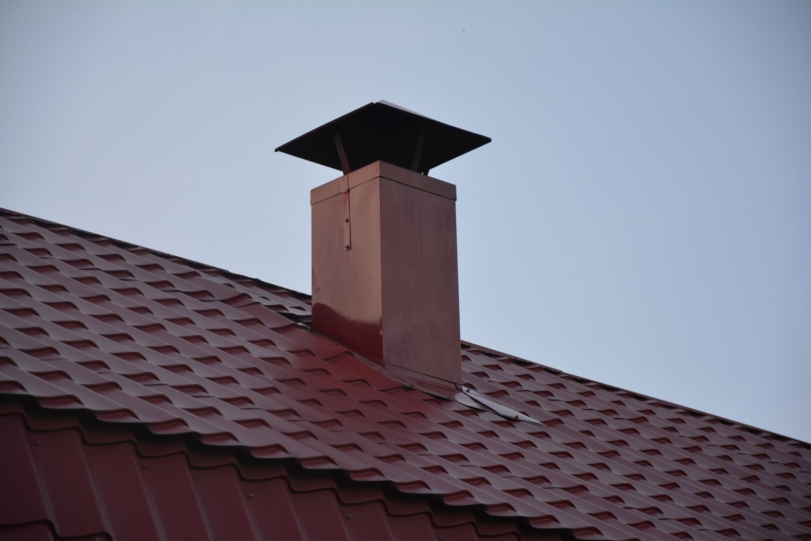  трубы дымохода на крыше профнастилом:  трубы на крыше .