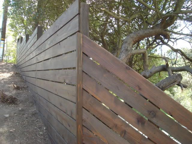  построить забор на склоне:  сделать забор на склоне из профлиста .
