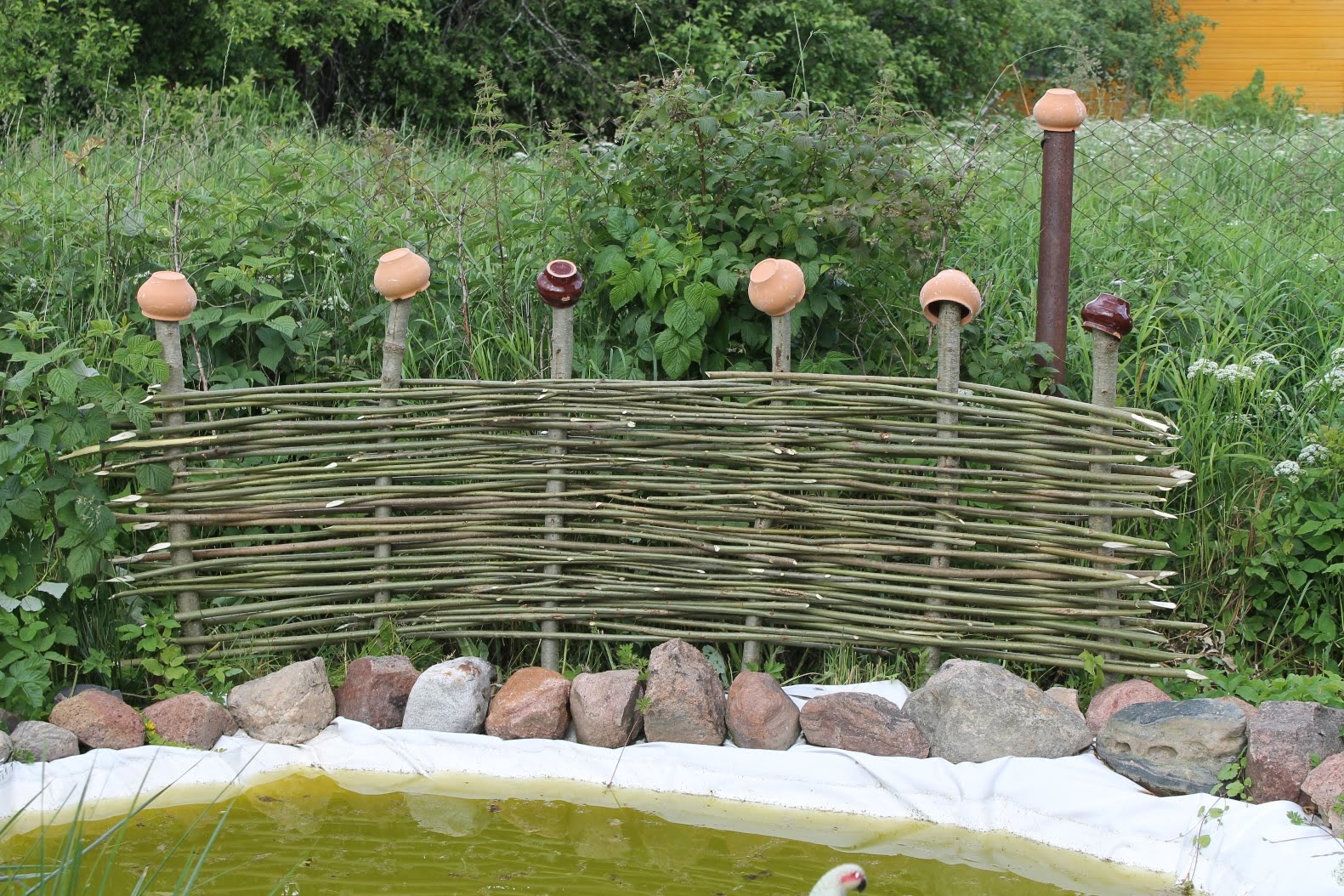 Декоративный плетеный забор на дачном участке