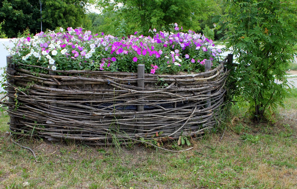 Плетеный забор для загородного дома