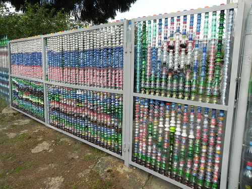 Забор из подручных материалов - использование пластиковых бутылок и крышек