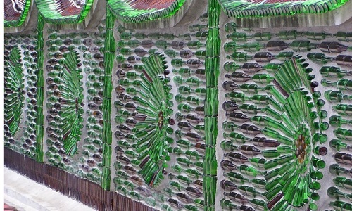 Забор из подручных материалов - использование стеклянных бутылок для декора
