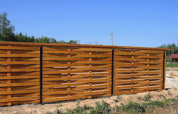 Забор из подручных материалов - плетеный забор из досок
