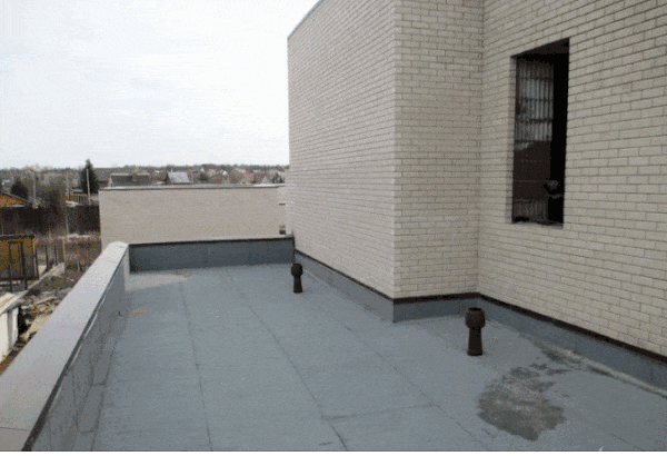 Парапет на крыше строящегося здания