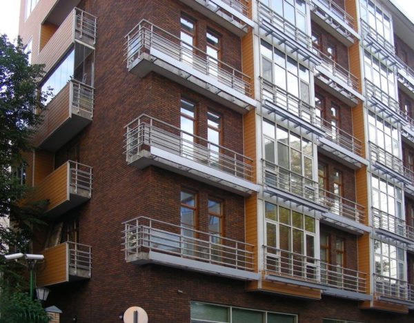 Балконы с решётчатыми ограждениями