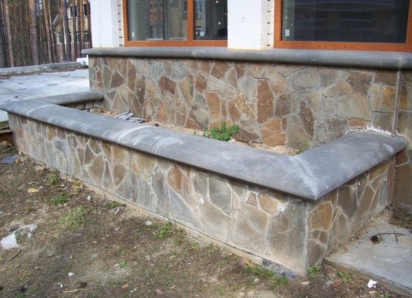 Каменный парапет с бетонным оголовком