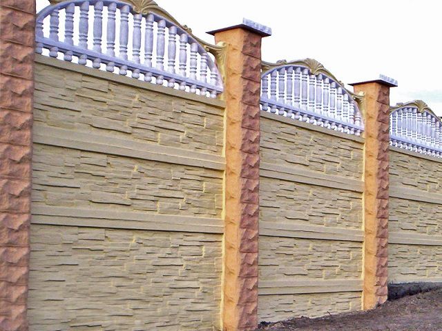 Бетонный забор - это вовсе не только "скучные" серые стенки