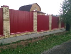 Кирпичный забор для дачи и частного дома