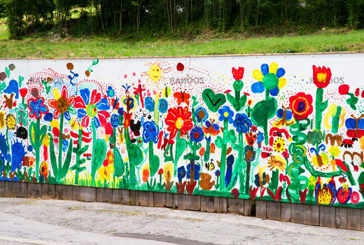 Цветы на бетонном заборе 