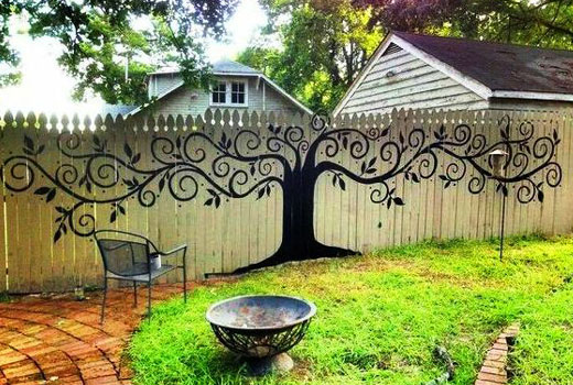 Дерево на заборе 
