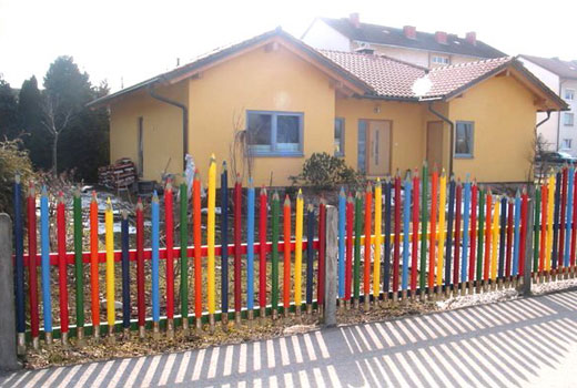 Забор из цветных планок 