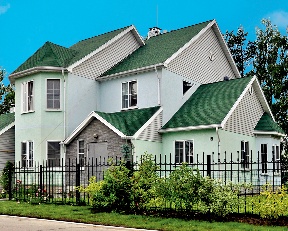 Покрасить дом в зеленый цвет. Полувальмовая крыша зеленая. Фасады домов с зеленой крышей. Фасад с зеленой крышей. Цвета домов.