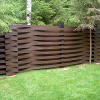 Деревянный забор с изогнутых досок