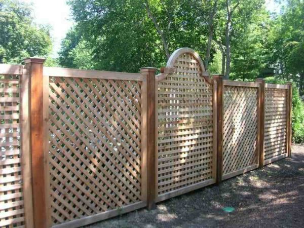 Дизайн ограды из дерева