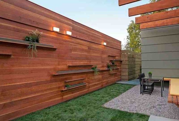 Дизайн забора из дерева в сочетании с интерьером двора