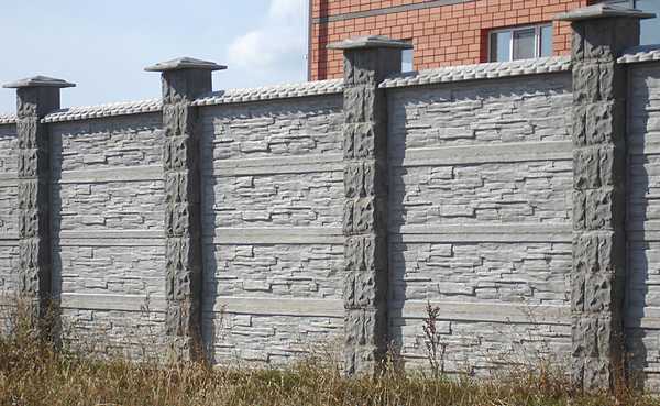 Секционный забор из бетона